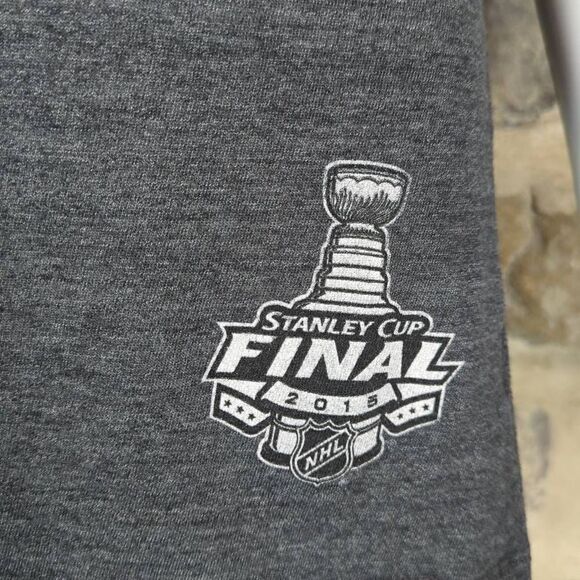 Chicago blackhawks Stanley Cup Tee Shirt Woman's Size Large Gray V-Neck Graphic - Picture 5 of 12